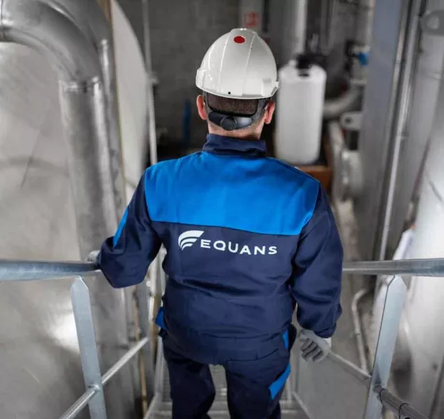 Equans worker in stairs